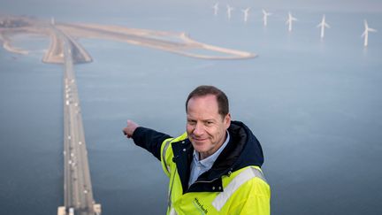 Le directeur du Tour de France, Christian Prudhomme, devant le pont du Grand Belt, au Danemark, le 23 mars 2022. (MADS CLAUS RASMUSSEN / RITZAU SCANPIX / AFP)