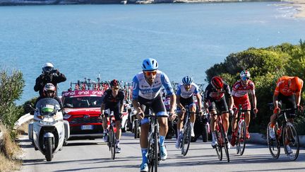 Dowsett a su attaquer le groupe d'échappés au bon moment. (LUCA BETTINI / AFP)