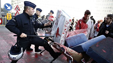 Des policiers repoussent des manifestants hostiles au Ceta, le traité de libre-échange entre l'Union européenne et le Canada, le 30 octobre 2016 à Bruxelles, avant la signature officielle du texte. (ALEXANDROS MICHAILIDIS / SOOC / AFP)