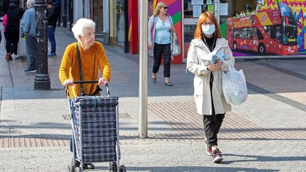 Dans les rues de Dublin deux jours avant le confinement général décrété le 27 mars 2020 pour lutter contre l'épidémie de coronavirus en Irlande. (PAUL FAITH / AFP)