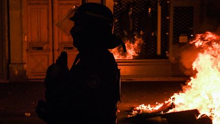 Un policier participant à l'évacuation d'un camp de migrants installé place de la République à Paris, lundi 23 novembre 2020. (ALAIN JOCARD / AFP)