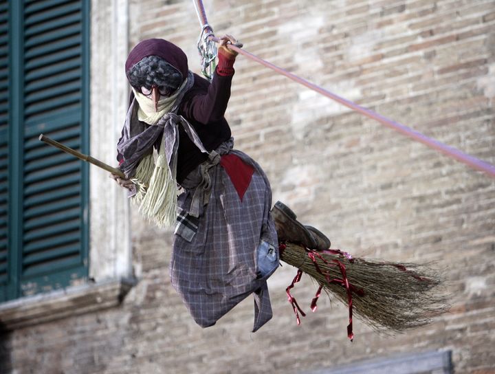 La "Befana", une vieille sorci&egrave;re qui se charge de distribuer des cadeaux aux enfants sages,&nbsp;&agrave; Urbania, en Italie, le 7 janvier 2008.&nbsp; (DANIELE LA MONACA / REUTERS)