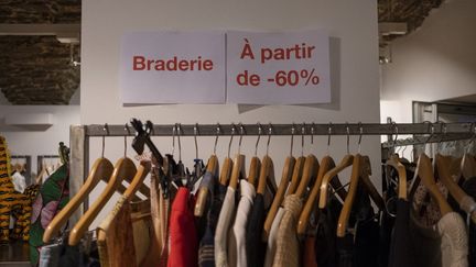 Des vêtements à vendre&nbsp;en solde en Corse, le 14 juillet 2021. (JEANNE FOURNEAU / HANS LUCAS / AFP)