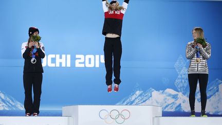 La joie de la championne olympique canadienne&nbsp;Justine Dufour-Lapointe (C) sur le podium du ski acrobatique f&eacute;minin aux Jeux olympiques de Sotchi (Russie), le 9 f&eacute;vrier 2014. (MARKO DJURICA / REUTERS)