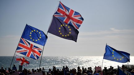 Les drapeaux britanniques et européens brandis lors d'une manifestation le 21 septembre 2019 à Brighton (Royaume-Uni). (DANIEL LEAL-OLIVAS / AFP)