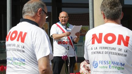 &nbsp;Claude Brender, maire de Fessenheim, s'adresse à des pronucléaire en avril 2014 (THIERRY GACHON / MAXPPP)