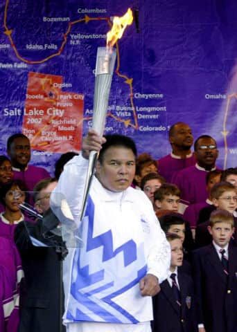 Mohamed Ali, premier porteur de la torche olympique pour les Jeux Olympiques d'hiver de Salt Lake City