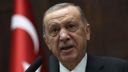 Le président turc Recep Tayyip Erdogan lors de son discours devant les membres de son parti, l'AKP, à l'Assemblée turque, le 23 novembre 2022. (ADEM ALTAN / AFP)