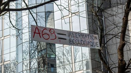 Une banderole lors d'un rassemblement contre la construction de l'A69, à Bruxelles, près des Parlements européens, le 20 mars 2024. (JONAS ROOSENS / AFP)