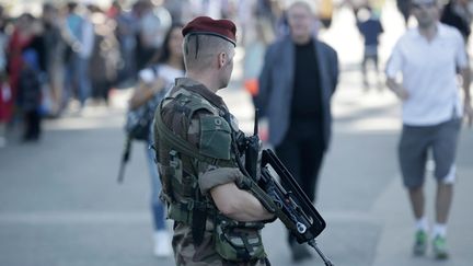 &nbsp; (Quelque 500 militaires de plus vont être  déployés à Paris et dans la région parisienne dans le cadre du plan de  protection antiterroriste Vigipirate © Maxppp)