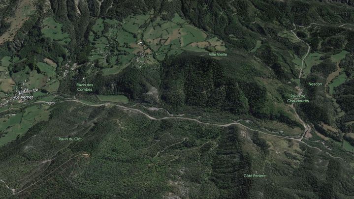 Emile a disparu dans un hameau des Alpes-de-Haute-Provence, dont le relief est "escarpé" selon les forces de l'ordre, ce qui complique les recherches. (Capture d'écran Google Earth)