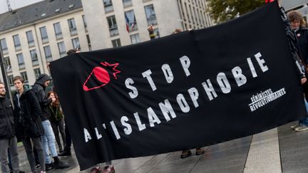 Une banderole lors d'une manifestation contre l'islamophobie, à Nantes (Loire-Atlantique), le 19 octobre 2019.&nbsp; (ESTELLE RUIZ / NURPHOTO / AFP)