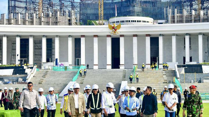 Le président indonésien, Joko Widodo, inspecte le site où se déroulera la fête nationale, dans la future capitale du pays, Nusantara, le 5 juin 2024. (INDONESIAN PRESIDENTIAL PALACE / AFP)