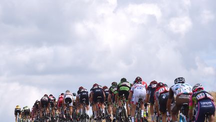 Le peloton sous le ciel nuageux (DE WAELE TIM / TDWSPORT SARL)