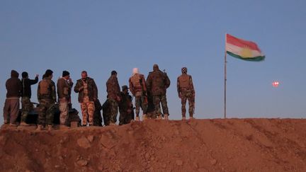 Des combattants peshmergas kurdes surveillent un drone (décembre 2015). (JEAN-MARC MOJON / AFP)