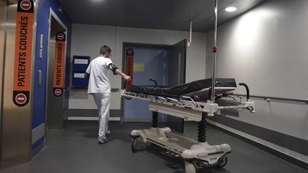 Un personnel équipé d'un brancard,&nbsp;au CHU de Strasbourg. (FREDERICK FLORIN / AFP)