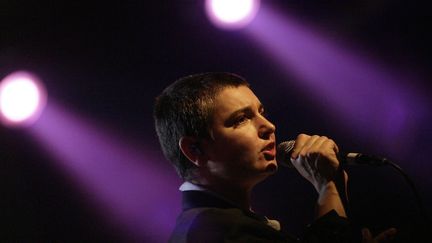 La chanteuse Sinéad O'Connor sur scène le 9 novembre 2007 durant les Jazz Days de Leverkusen, en Allemagne. (SASCHA SCHUERMANN / DDP / AFP)