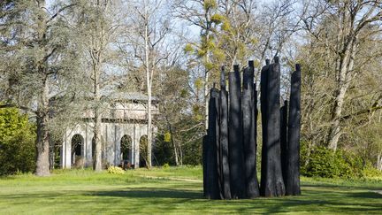 La promenade se termine au bout du parc où s’élèvent ces guetteurs, ces silhouettes majestueuses et longilignes. Des totems en chêne traité à l’huile de lin. Au toucher cela suinte encore le végétal et le visiteur hésite entre des vigies protégeant le domaine et d’inquiétants mais discrets observateurs de la Nature environnante. Ce sont les Figures de Christian Lapie (ERIC SANDER)