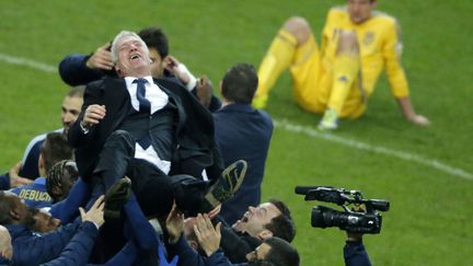 L'entra&icirc;neur de l'&eacute;quipe de FRance de football Didier Deschamps est soulev&eacute; dans les airs par ses joeurs &agrave; l'issue du match de qualification pour la Coupe du monde face &agrave; l'Ukraine au stade de France (Seine-Saint-Denis), le 19 novembre 2013. (GONZALO FUENTES / REUTERS)