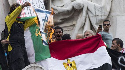 &nbsp; (Un drapeau israélien brûlé sur la place de la République à Paris. © Maxppp)