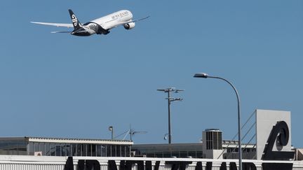 Un avion au départ de l'aéroport d'Auckland (Nouvelle-Zélande), le 20 septembre 2017. (NIGEL MARPLE / REUTERS)