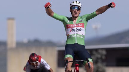 Le Danois Mads Pedersen (Trek-Segafredo) lève les bras après sa victoire lors de la 13e étape de la Vuelta 2022, le vendredi 2 septembre 2022. (JORGE GUERRERO / AFP)