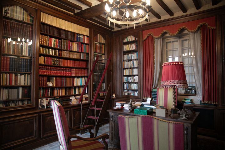 Le bureau du président sénégalais Léopold Sédar Senghor, dans sa maison à Verson, dans l'ouest de la France, ouverte au public pour les "Journées du Patrimoine", les 17 et 18 septembre 2022 (LOU BENOIST / AFP)