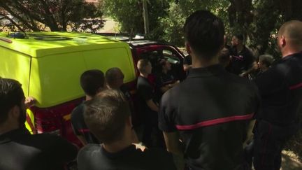 Les pompiers sont sur le qui-vive dans les Bouches-du-Rhône et le Var, alors que les deux départements sont en alerte maximale jusqu’à dimanche. À Marseille, plusieurs départs de feux ont pu être circonscrits. Le point avec Karen Cassuto, en duplex de la ville. (FRANCE 3)