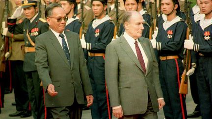 François Mitterrand et le président vietnamien Le Duc Anh le 9 février 1993 à Hanoï (GERARD FOUET / AFP)