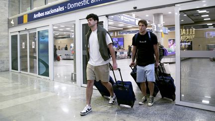 Hugo Auradou et Oscar Jegou à l'aéroport de Buenos Aires le 27 août 2024. (VIRGINIA CHAILE/SIPA)