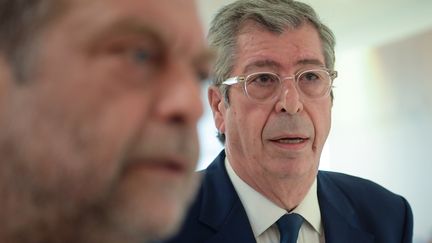 Patrick Balkany, maire de Levallois-Perret, poursuivi pour fraude fiscale et blanchiment d'argent, et son avocat&nbsp;Éric Dupond-Moretti. Le 19 juin 2019, à Paris. (ERIC FEFERBERG / AFP)