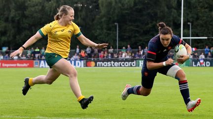 L'ailière française Shannon Izar a inscrit un triplé face à l'Australie (48-0). (PAUL FAITH / AFP)