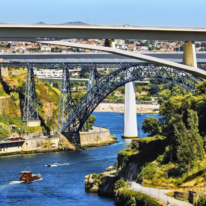 Le pont Maria Pia, à Porto, construit par Gustave Eiffel. (BRUNO DE HOGUES / ONLY WORLD)