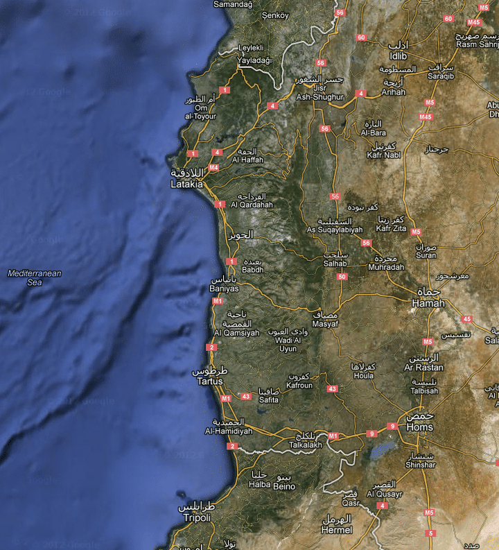 Le "pays alaouite", long d'une centaine de kilom&egrave;tre et large d'une cinquantaine, s'&eacute;tend du port de Lattaqui&eacute;, au nord, non loin de la fronti&egrave;re turque, &agrave; celui de Tartous, pr&egrave;s de la fronti&egrave;re libanaise, au sud. (GOOGLE MAPS / FTVI)