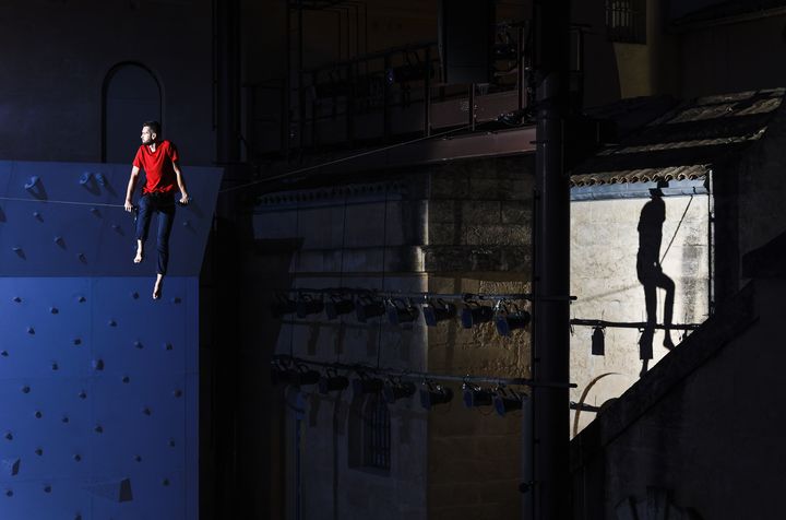 Nathan Paulin, assis sur sa slackline, spectateur lui aussi du spectacle "Corps extrêmes" de Rachid Ouramdane.&nbsp; (Pascale Cholette)