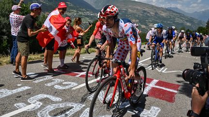 Giulio Ciccone passe tête au sommet du col de la Schlucht et s'assure de remporter le classement du meilleur grimpeur. L'Italien portera le maillot à pois sur le podium, demain.