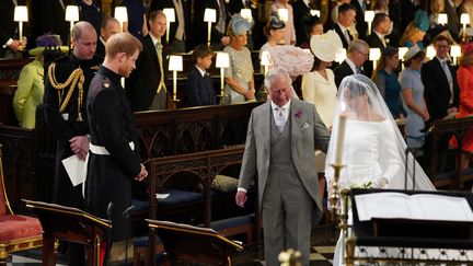 Meghan Markle est conduite à l'autel par le prince Charles sous les yeux de son futur epoux le prince Harry, à la chapelle St George du château de Windsor, le 19 mai 2018. (REUTERS)