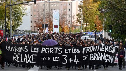 Une manifestation pour la libération des "sept de Briançon" à Gap (Hautes-Alpes), le 8 novembre 2018. (JEAN-PIERRE CLATOT / AFP)