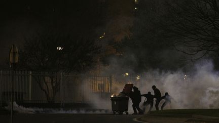 Des affrontements ont éclaté à Bobigny, le 11 février 2017, entre habitants et police. (GEOFFROY VAN DER HASSELT / AFP)