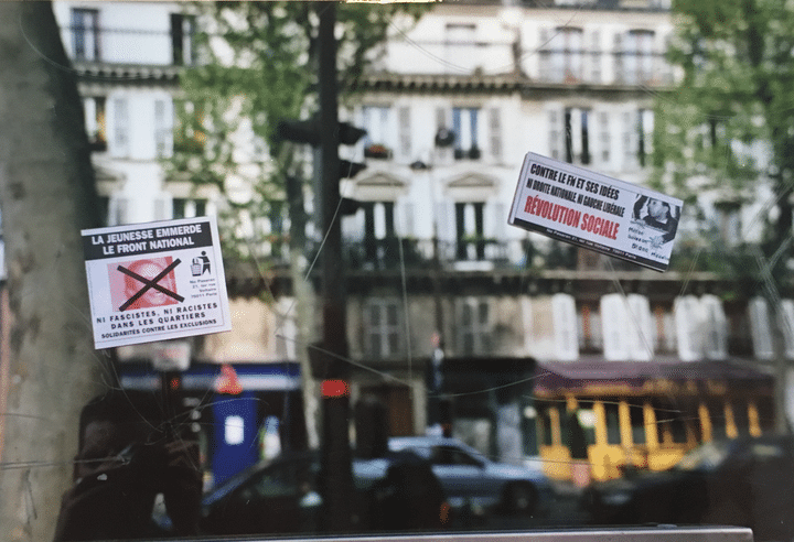 Des affichettes anti-FN collées sur un abribus parisien, dans les jours qui suivent le 21 avril 2002. (Alexis Sierra)