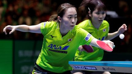 Kasumi Ishikawa et Miu Hirano de l'équipe japonaise pendant les demi-finales dames des championnats du monde de tennis de table à Tokyo, le 9 novembre 2019, au Japon. (KIYOSHI OTA / EPA)