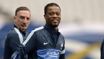 Patrice Evra (au centre) et Franck Rib&eacute;ry lors d'un entra&icirc;nement de l'&eacute;quipe de France, le 25 mars 2013, au stade de France, &agrave; Saint-Denis. (FRANCK FIFE / AFP)