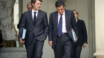 Le ministre des Finances Fran&ccedil;ois Baroin et le Premier ministre Fran&ccedil;ois Fillon le 5 octobre 2011 &agrave; la sortie du conseil des ministres &agrave; Paris. (LIONEL BONAVENTURE/AFP)