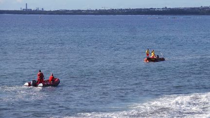 Des gardes-c&ocirc;tes recherchent les restes du corps d'une adolescente attaqu&eacute;e par un requin sur une plage de La R&eacute;union, le 15 juillet 2013. (IMAZ PRESS REUNION / AFP)