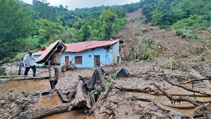 Un glissement de terrain après de fortes pluies dans le village de Jadon, dans l'Etat indien de l'Himachal Pradesh, le 14 août 2023. (AFP)