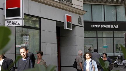 Les devantures de la Soci&eacute;t&eacute; G&eacute;n&eacute;rale et de BNP Paribas le 12 septembre 2011 &agrave; Paris.&nbsp; (PATRICK KOVARIK / AFP)