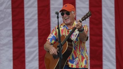 Le chanteur Jimmy Buffett à l'amphithéâtre Meyer, le 3 novembre 2018 à West Palm Beach, en Floride (Etats-Unis). (JOE RAEDLE / GETTY IMAGES NORTH AMERICA)