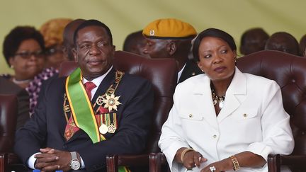 Auxillia Mnangagwa au coté de son mari Emmerson Mnangagwa, à Harare, le 24 novembre 2017. (TONY KARUMBA / AFP)