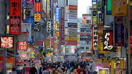 est une ville-monde, une ruche bourdonnante (35 millions d’habitants) posée sur une terre sujette à de fréquents séismes. De jour comme de nuit, la ville ne s’arrête jamais. Cette mégapole est réputée pour ses performances dans le domaine scientifique et dans celui de l’électronique de pointe. Dans le même temps, elle garde jalousement une multitude de rituels et d’habitudes ancestrales qui la rendent unique au monde et particulièrement déroutante. Le travail reste la principale religion des Japonais. (Editions de La Martinière / Frédéric Soltan - Dominique Rabotteau)