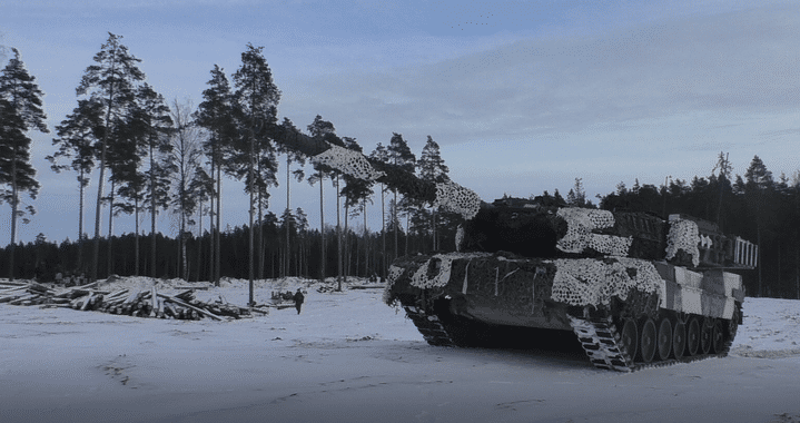 Le Groupement tactique de l’OTAN en Estonie compte un millier d’hommes : des Britanniques, Danois, Français et Estoniens, ainsi que 44 chars – dont ces Leopard 2 danois - et de l’artillerie à longue portée américaine. (Eric Biegala / Radio France)